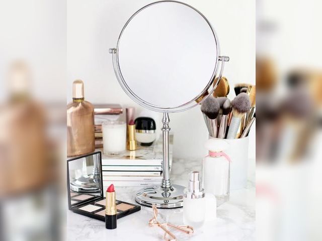 Lot 96-138541 - Large Double Sided 20X and 1X Magnifying Makeup Mirror with StandNew