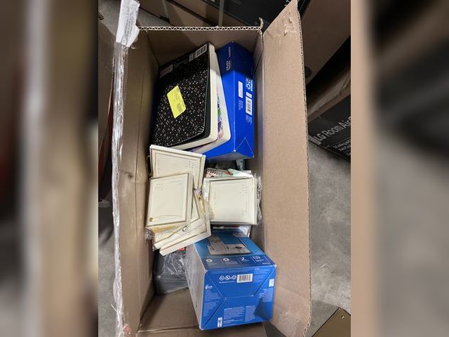Lot 96-167456 - Mixed box of various Target items. Most appear new