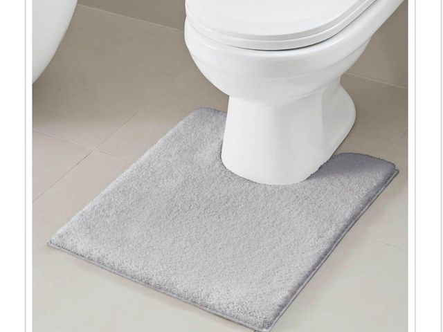 Lot 96-162913 - Marshmallow Grey 20 in. x 24 in. Contour Bath Mat New