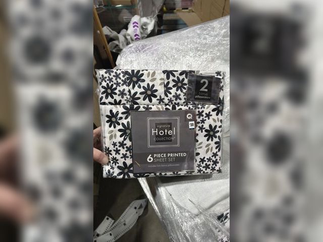 Lot 96-200200 - Signature Hotel Collection 6 Piece Printed Sheet Set, 2 bonus pillows included 
Queen Size 
New