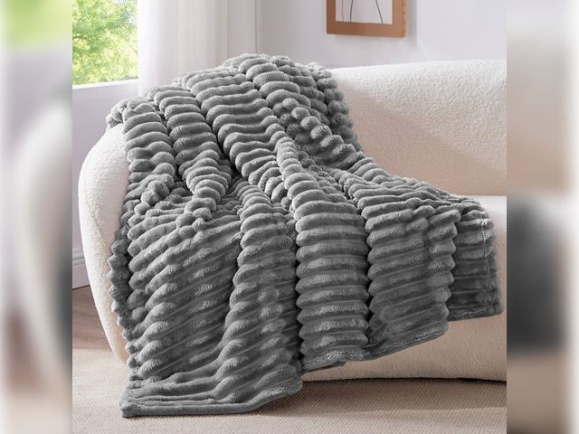 Lot 96-165319 - Fleece Throw Blanket Dimensions Unknown New