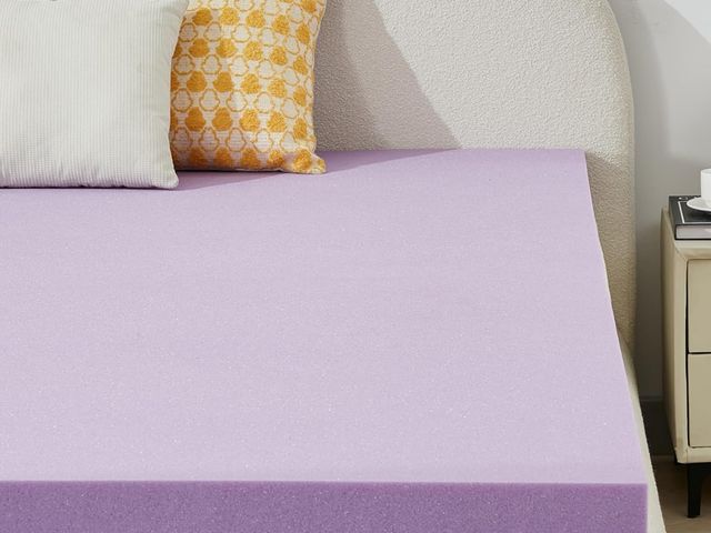 Lot 96-178212 - Gel mattress topper, size unknown