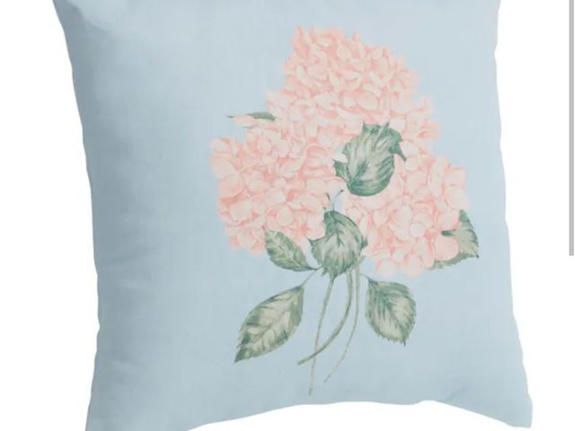 Lot 96-232453 - Hampton Bay 18 in. x 18 in. Outdoor Patio Throw Pillow in Pink Hydrangea New