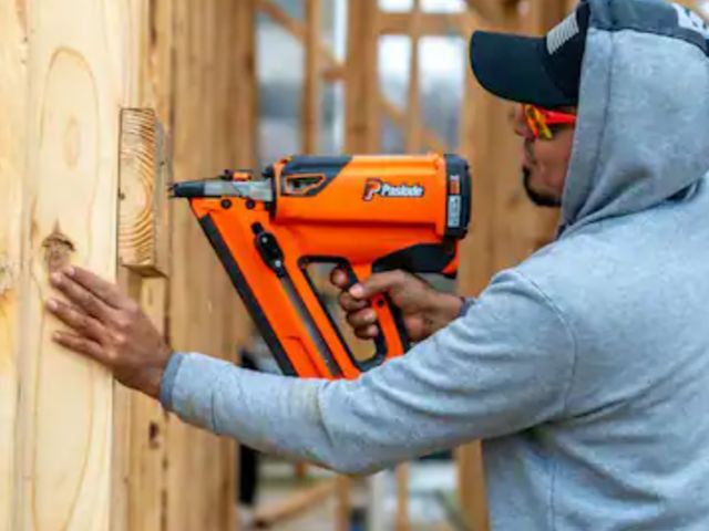 Lot 96-209888 - Paslode
CF325XPRO 24 7.2-Volt Lithium-Ion Battery 3-1/4 in. 30 Degree Gas Powered Cordless Strip Loa...