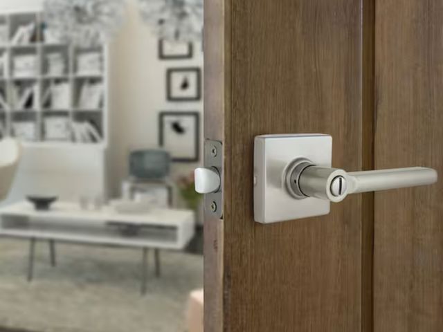 Lot 96-164786 - Defiant
Tonebridge Satin Nickel Bed/Bath Door Lever with Square Rose
New