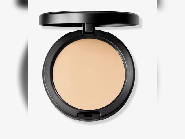 Lot 96-173418 - MAC
 Studio Fix Powder Plus Foundation
Appears Unused,but has crack therefore has loose powder