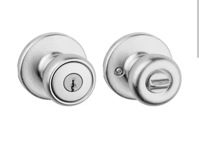 Lot 96-163210 - Kwikset 
Tylo Satin Chrome Keyed Entry Door Knob New
