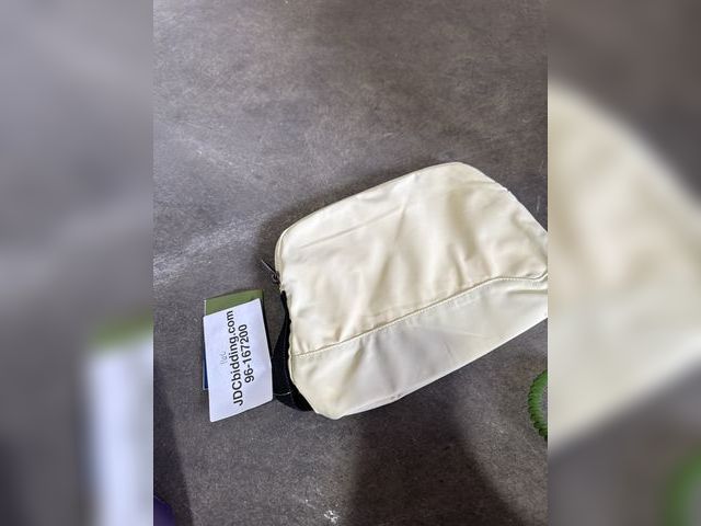 Lot 96-167200 - Packing Pouch
New