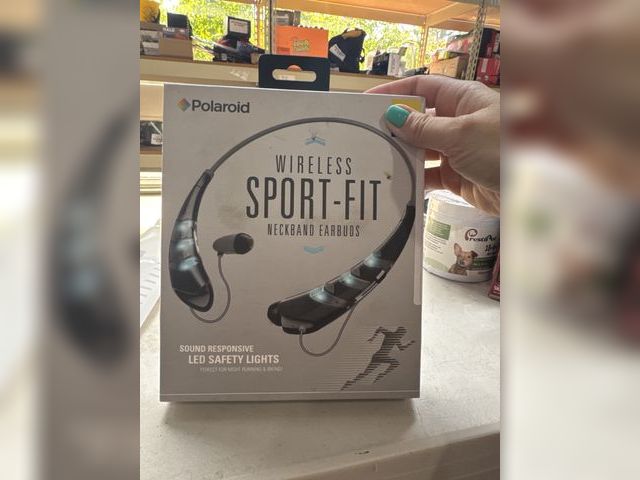Lot 96-164521 - Polaroid Wireless Sport-Fit Neckband Earbuds 

New.