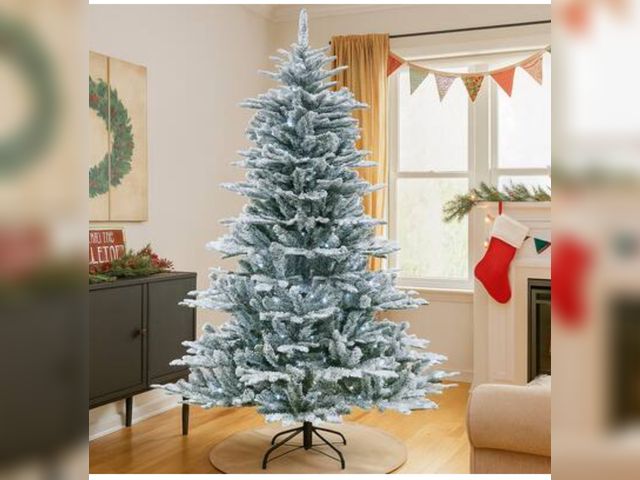 Lot 96-192363 - BreeBe - Artificial Snowy Tree with Cool White LED Illumination - Green used
