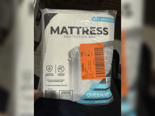 Lot 96-179709 - All-Purpose Mattress Protection Bag Queen/ King 78” X 14” X 100”
new