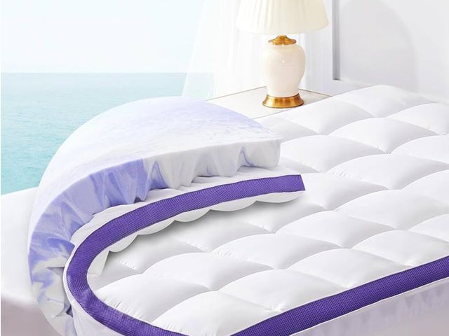 Lot 96-169533 - Dual Layer 4 Inch Memory Foam Mattress Topper Queen - 2 Inch Gel Memory Foam and 2 Inch Pillow Top M...