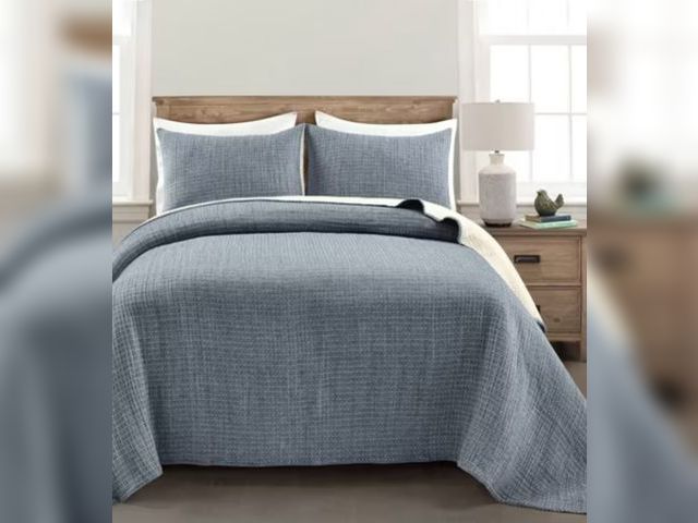 Lot 96-156062 - Solid Kantha Pick Stitch Yarn Dyed Woven Quilt/Coverlet - Lush Décor

King 3Pc Set 

New 

MSRP $122