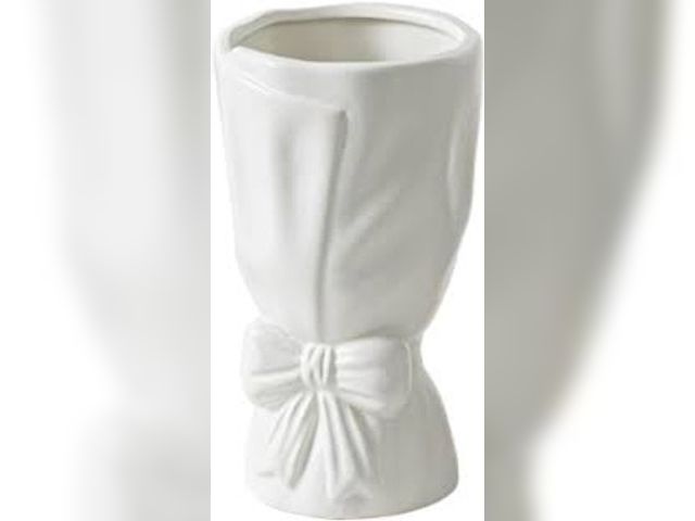 Lot 96-167227 - Bow Vase
New. Actual item may vary slightly from stock photo