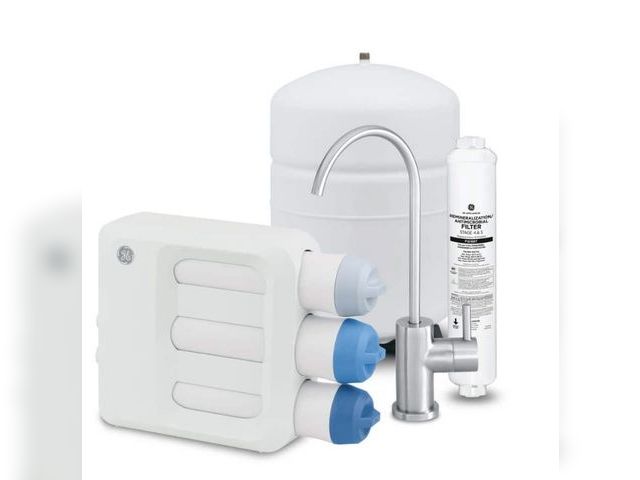 Lot 96-183651 - GE
Under Sink 5 Stage Premium
Reverse Osmosis Water
Filtration System
appears unused, open box 
MSRP...