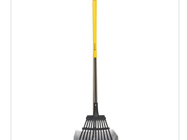 Lot 96-165490 - 2-Piece Multi-Purpose Scoop and Rake Garden Tool Set Missing Rake