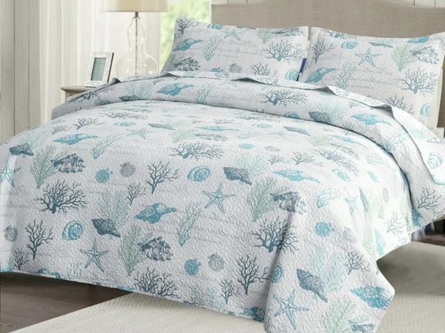 Lot 96-232686 - Shell Quilt King Coastal Beach Bedspreads Lightweight Microfiber Bedding Set Size King New