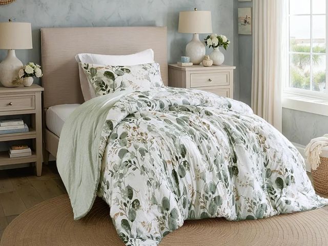 Lot 96-170726 - Lightweight Seersucker Botanical Comforter King Size, Reversible Design with Striped Print, Premium ...