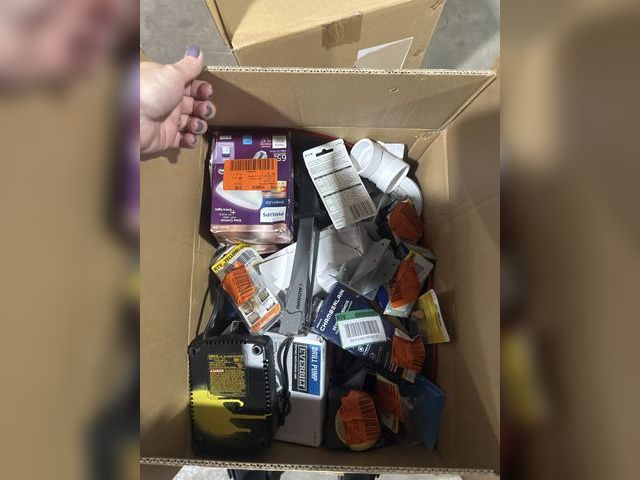 Lot 96-178259 - Mixed Box of Miscellaneous Home Depot Items

Mixed conditions