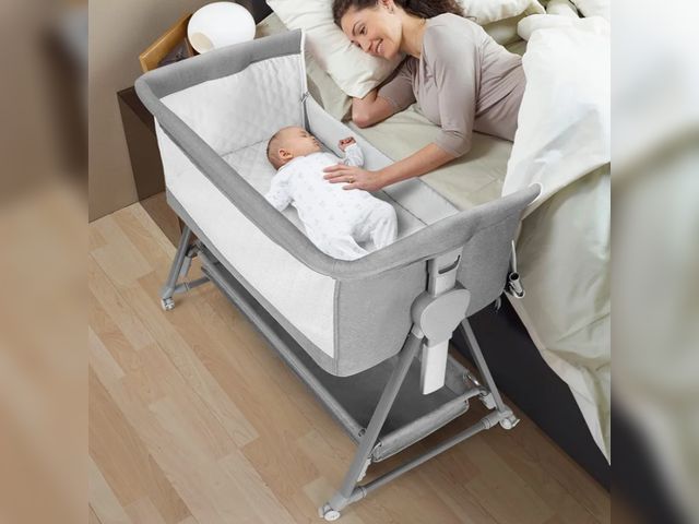 Lot 96-175676 - Cowiewie Bassinet Bedside Sleeper, Baby Bassinet with 7 Adjustable Height, Bedside Bassinet for Baby...