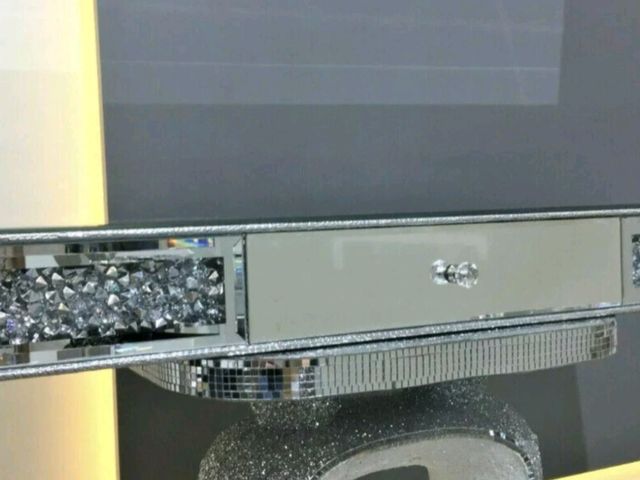 Lot 96-190683 - Mirrored Diamond Crush Floating Wall Shelf Crystal Modern 80x20 Sparkly bling
Mirror broken on botto...