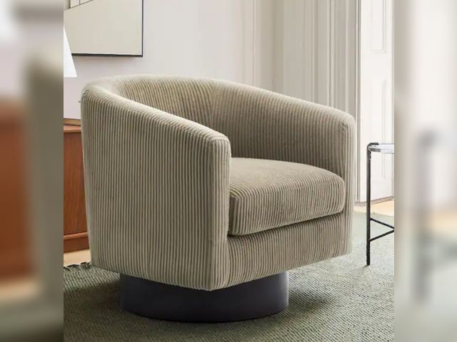 Lot 96-211056 - Uixe
Camel Corduroy Fabric Upholstered 360°Swivel Arm Chair With Wood Base(Set of 1)
New
Msrp $201.6...