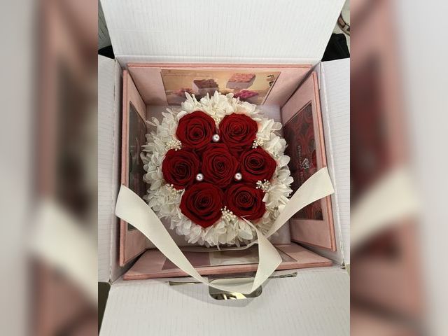 Lot 96-164609 - Eterfield Forever Flowers 7-Piece Preserved Roses in an Explosion Box Preserved Flowers for Delivery...