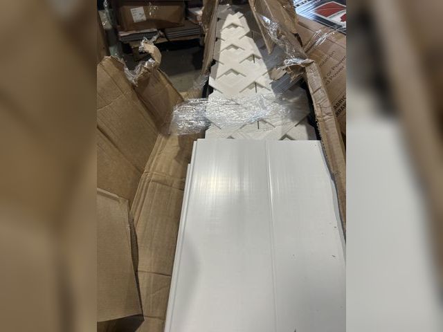 Lot 96-164953 - Item Unknown , Possibly Some type of privacy screen . 

New .