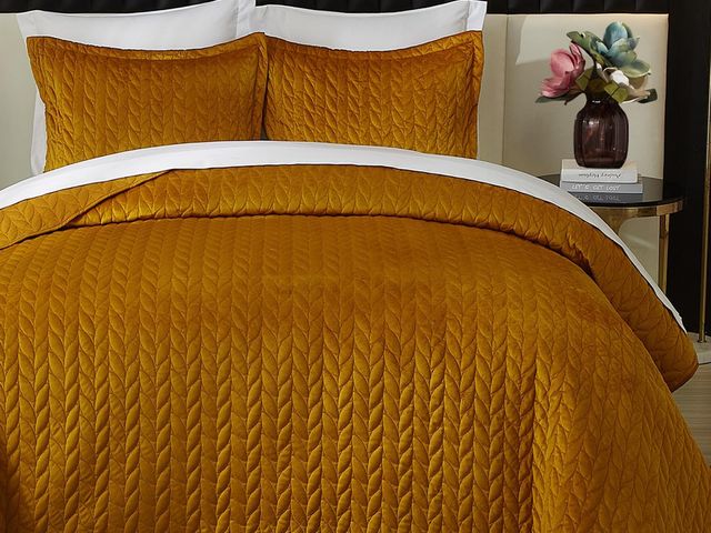 Lot 96-170240 - Ivellow Velvet Quilt King Size Full Comforter Set 3Pcs
New