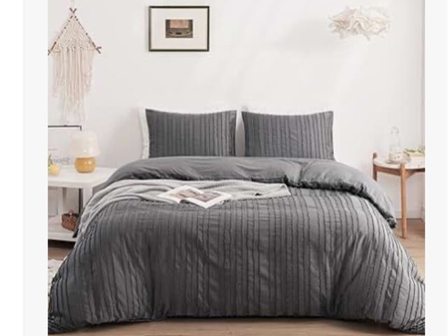 Lot 96-187460 - 5 piece grey comforter set, Appears to be queen size. Has comforter, flat sheet, fitted sheet, and 2...