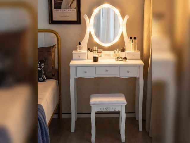 Lot 96-192309 - CHARMAID Vanity Desk with Lighted Mirror
New
MSRP $160.00