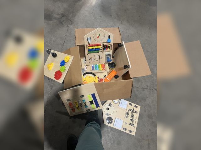 Lot 96-190612 - SHIERDU Montessori Wooden Busy House Basic Life Skills and fine Motor Training for Children, pre-Sch...