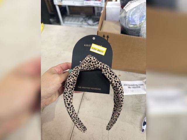 Lot 96-165330 - Kristen Ess Headband

New