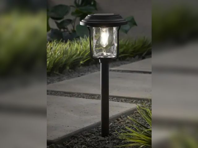 Lot 96-214081 - Box of 4 Hampton Bay
Laurelview 14 Lumen Black LED Weather Resistant Outdoor Solar Path Light with G...