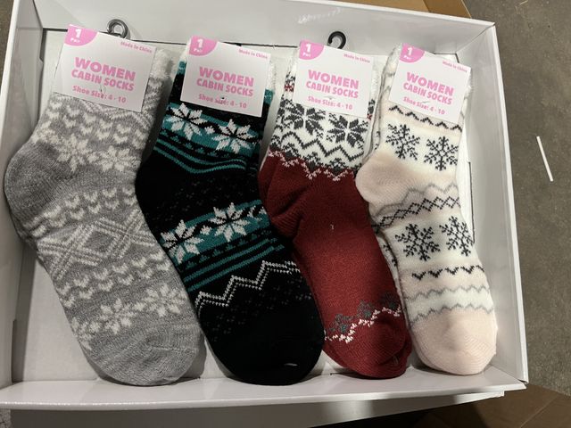 Lot 96-201496 - 4 Pack of Women’s Warm Winter Socks size 4-10 Shoe New