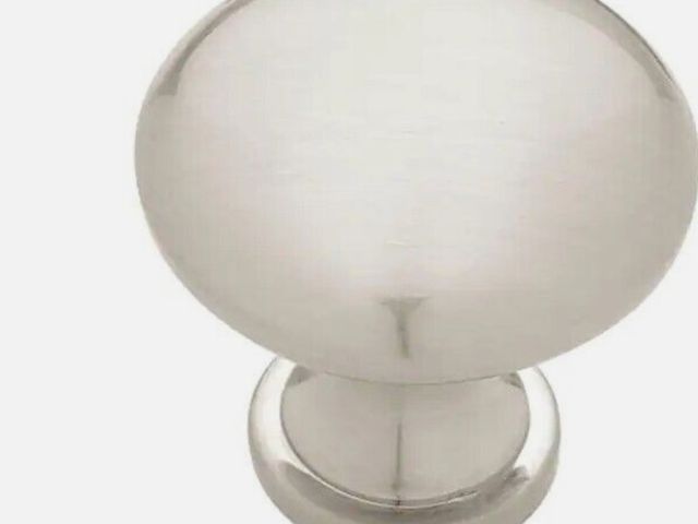 Lot 96-166770 - Classic Round 1-1/4In. Satin Nickel Solid Cabinet Knob (10-Pack)

New