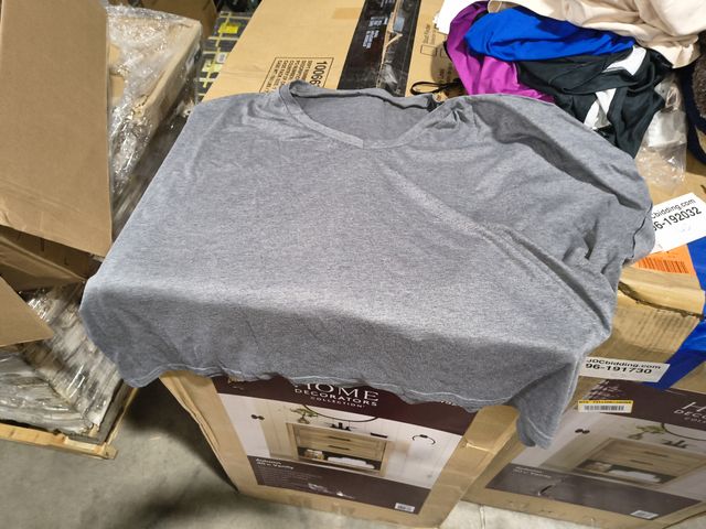 Lot 96-192032 - Gray Crop Tee 
Size XL 
Appears Unused