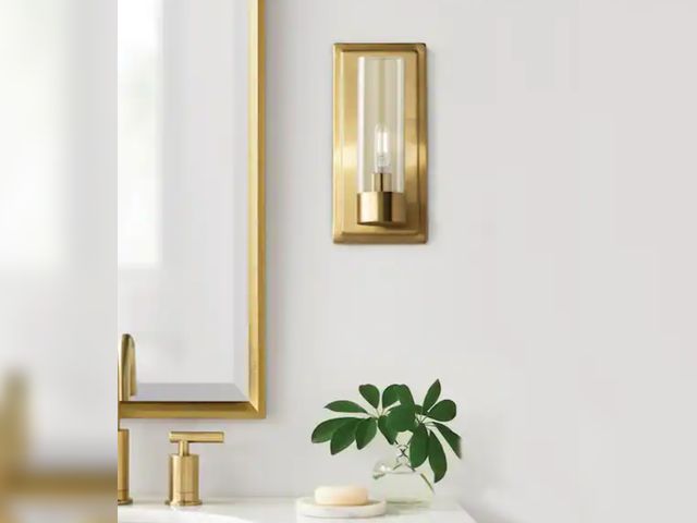 Lot 96-174431 - Home Decorators Collection
Closmere 5 in. 1-Light Brushed Gold Mid-Century Modern Wall Sconce with C...