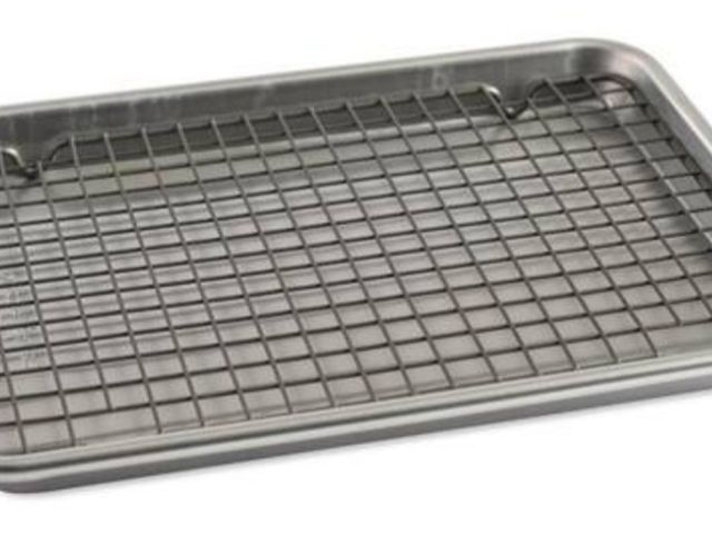Lot 96-192673 - Nordic Ware
9.6 in W. Naturals Aluminum Bakeware Quarter Sheet with Lid
New