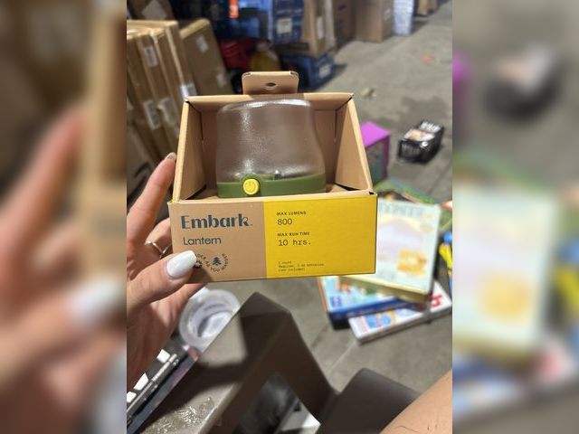 Lot 96-164670 - Embark Medium Portable Camp Lantern max Lumens 800 AA batteries not included
New