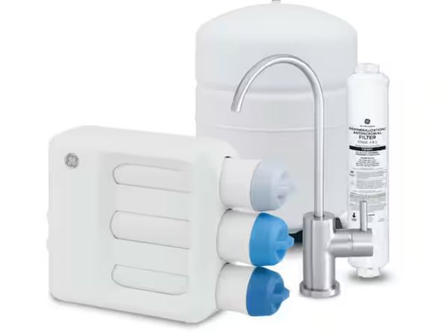 Lot 96-162620 - GE
Under Sink 5 Stage Premium Reverse Osmosis Water Filtration System

New 

MSRP $250