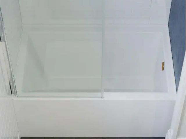 Lot 96-233004 - Swiss Madison 48 in. x 32 in. Right Drain Rectangular Alcove Bathtub in White Unused  Cracks and som...