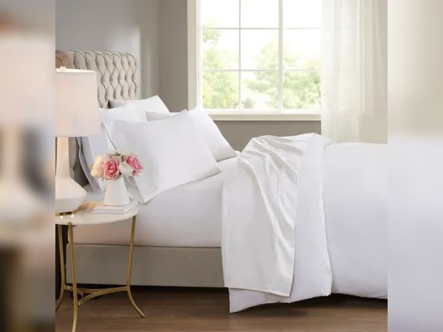 Lot 99-100082 - New Madison Park 600-Thread Count Pima Cotton Sheet Set, White The Madison Park 600-thread count pim...