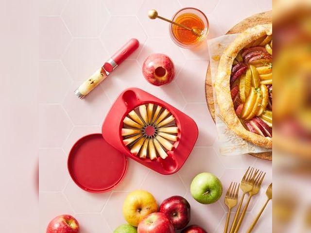 Lot 99-1011 - 2 New Chef'n 16 Slice Stainless Steel Apple Corer and Slicer Chef'n 16 Slice Stainless Steel Apple C...