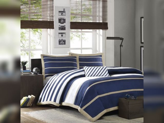Lot 99-100073 - New Mi Zone Ashton Duvet Cover Set Mi Zone Ashton Duvet Set features a stripe design on microfiber b...