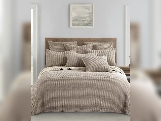 Lot 99-190945137388 - 1 New Levtex Home Mills Waffle Classic 3-Pc. Bedspread Set, King