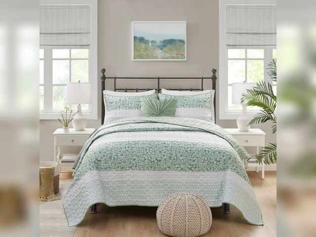 Lot 99-1030 - New Madison Park Evian 4-Piece Seersucker Quilt Set with Throw Pillow, Green Update your bedroom wit...