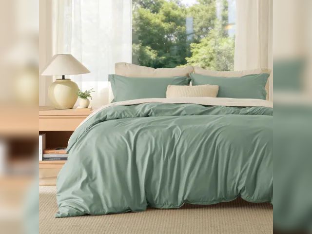 Lot 99-100086 - New Soft Essentials Premium Ultra Soft Solid Duvet Cover Set Give your old comforter or duvet insert...