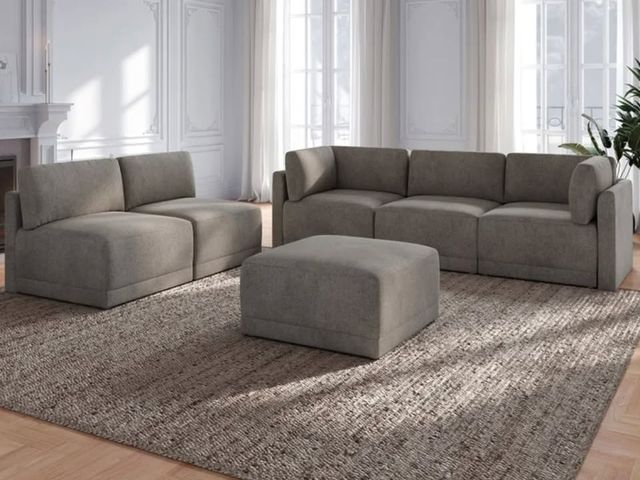 Lot 99-10101 - New Thomasville Fallon Modular Sectional 6-piece Gray with Ottoman